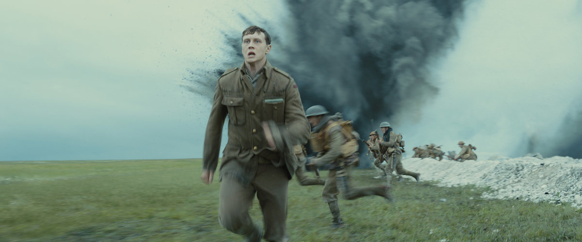 Schofield (George MacKay) springer för livet. Foto: Universal Pictures & EOne.