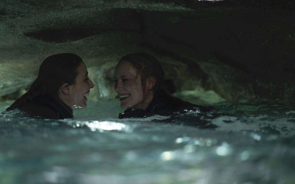 Moa Gammel och Madeleine Martin i "Breaking Surface".