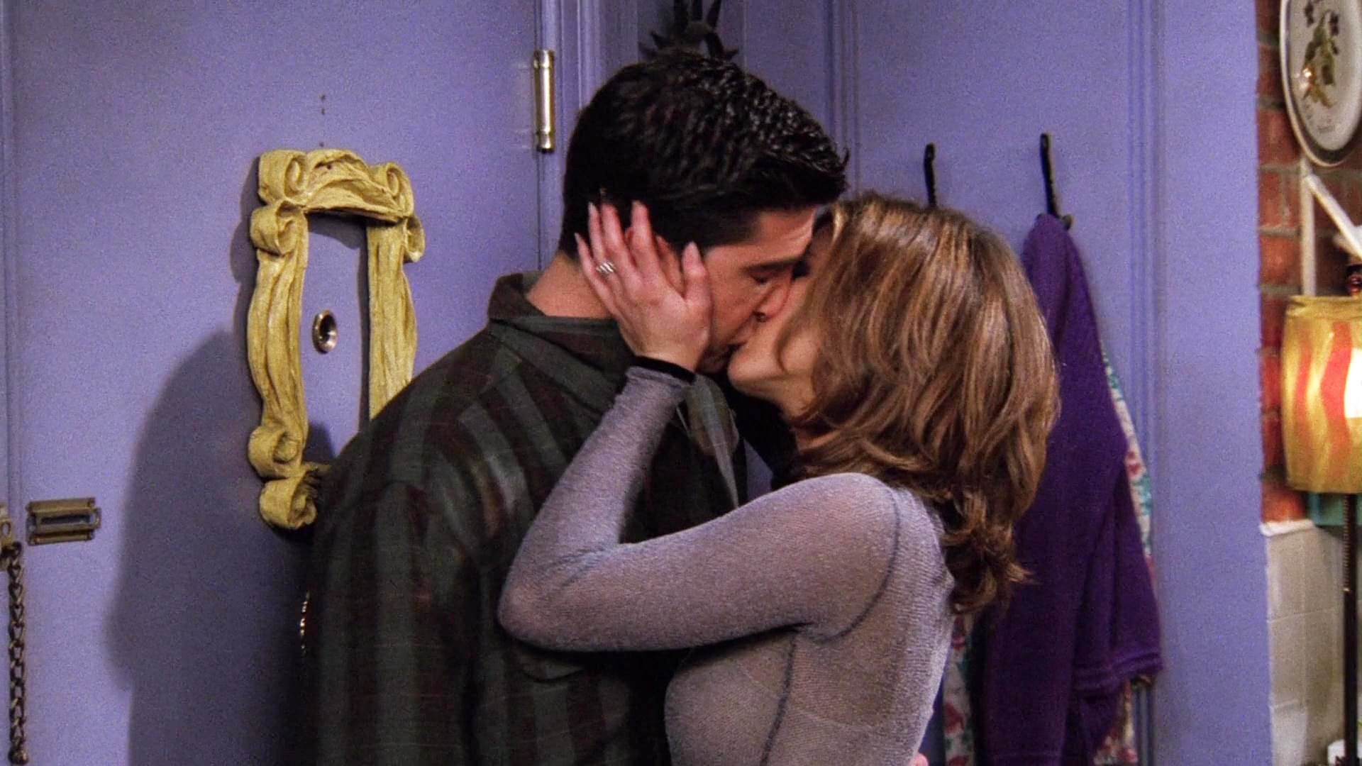 Kyssen vi hade väntat så länge på. Foto: Netflix.