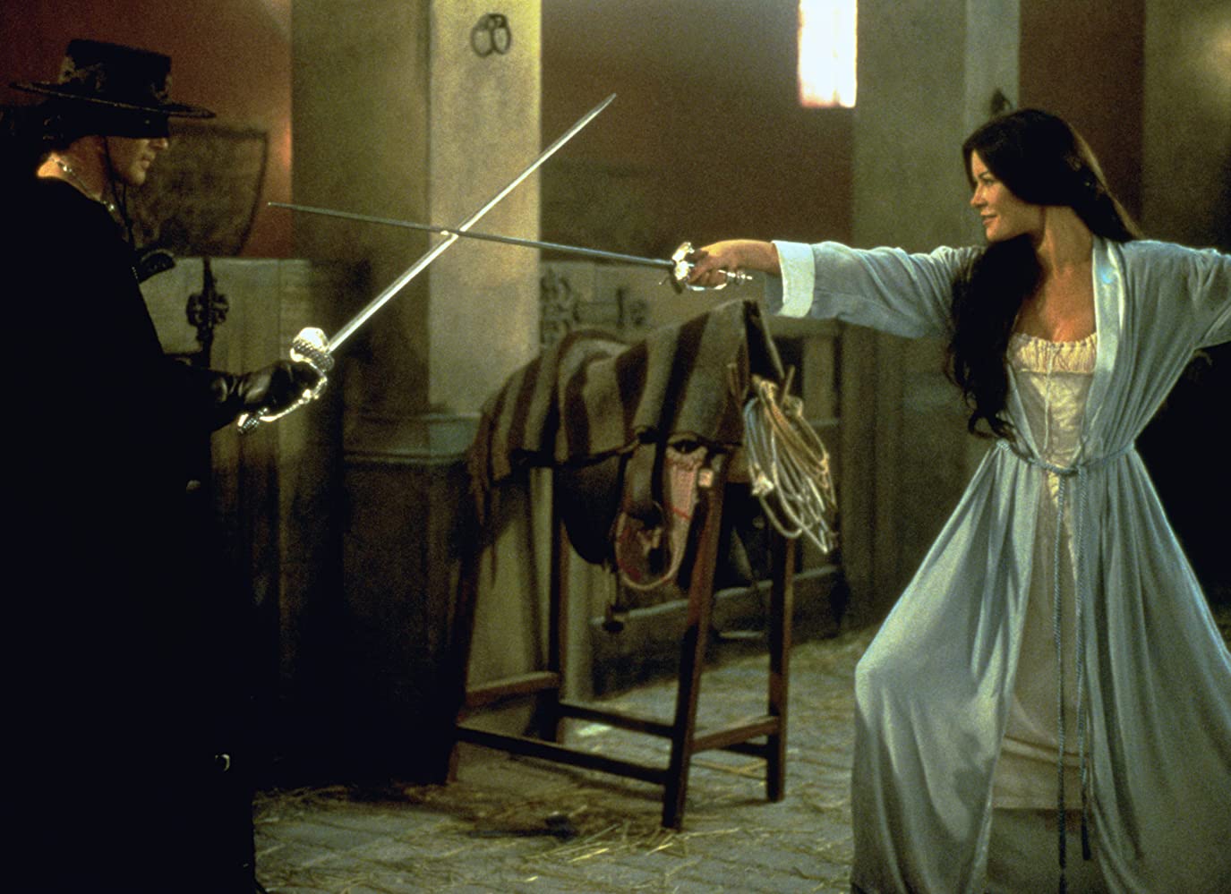 Zorro möter sin värdigaste motståndare i Elena. Foto: Sony Pictures Releasing.