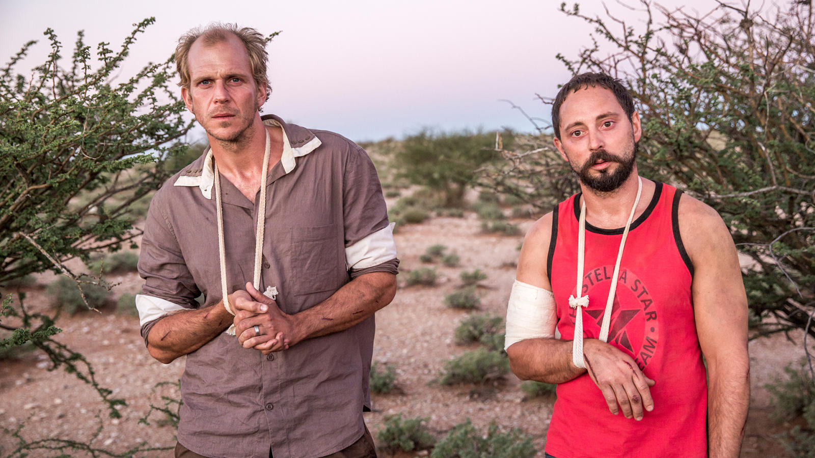 Gustaf Skarsgård och Matias Varela i "438 dagar".