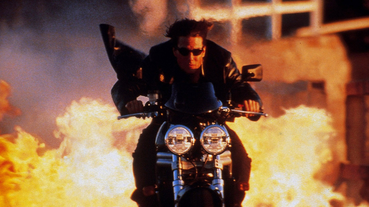 Tuff kille i solglasögon på en motorcykel som inte tittar på explosionen. Ethan Hunt plockar många coola poäng här. Foto: Paramount Pictures.