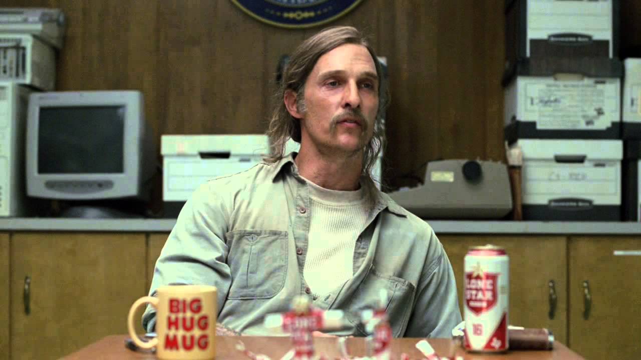 Rust Cohle (Matthew McConaughey) berättar om fallet, dricker öl, reflekterar över livet och sysslar med nån sorts ölburksorigami. Foto: HBO Nordic.