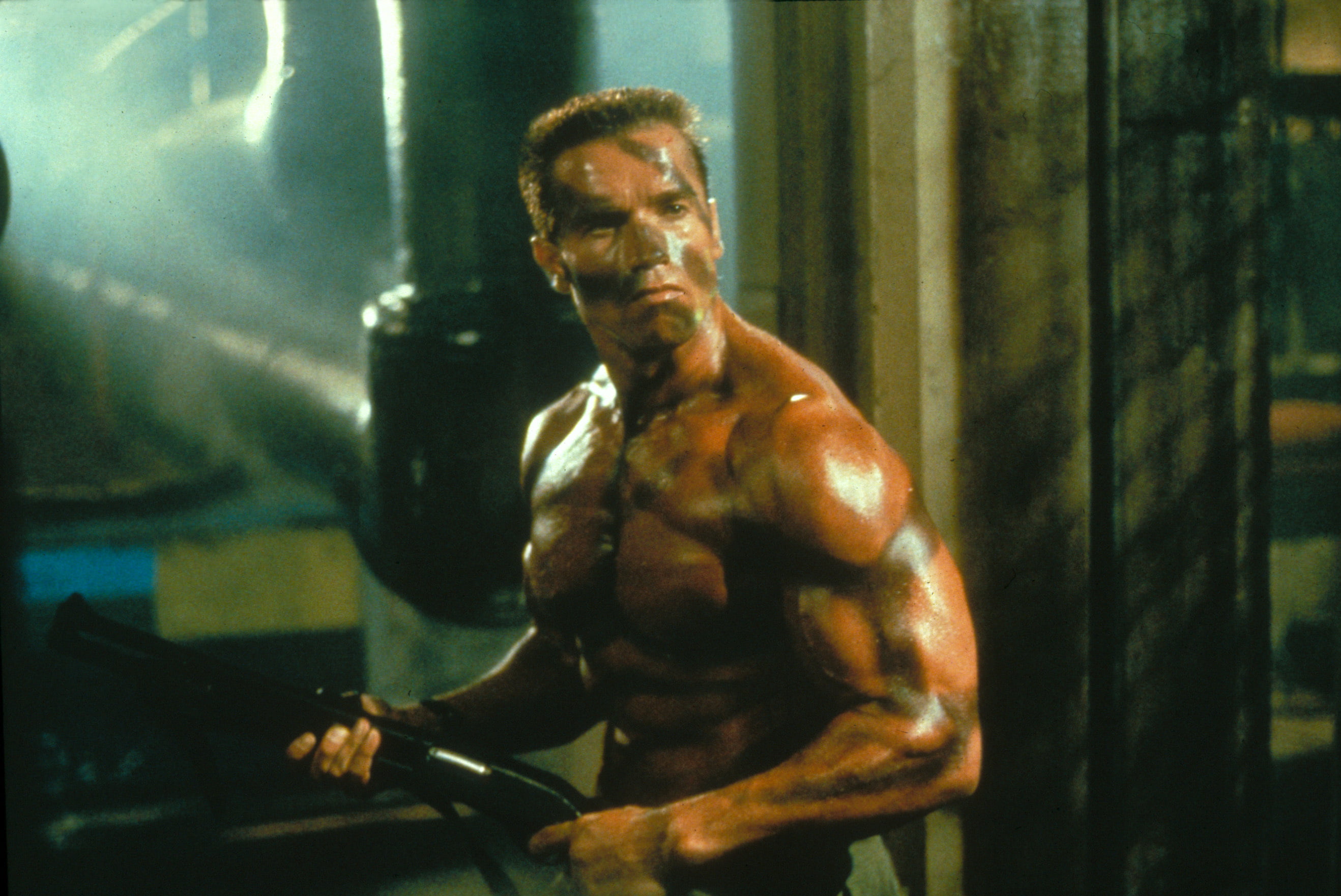 En välpumpad och barbröstad Arnold Schwarzenegger gör sig redo för slutstriden i Commando. Foto: 20th Century Fox.