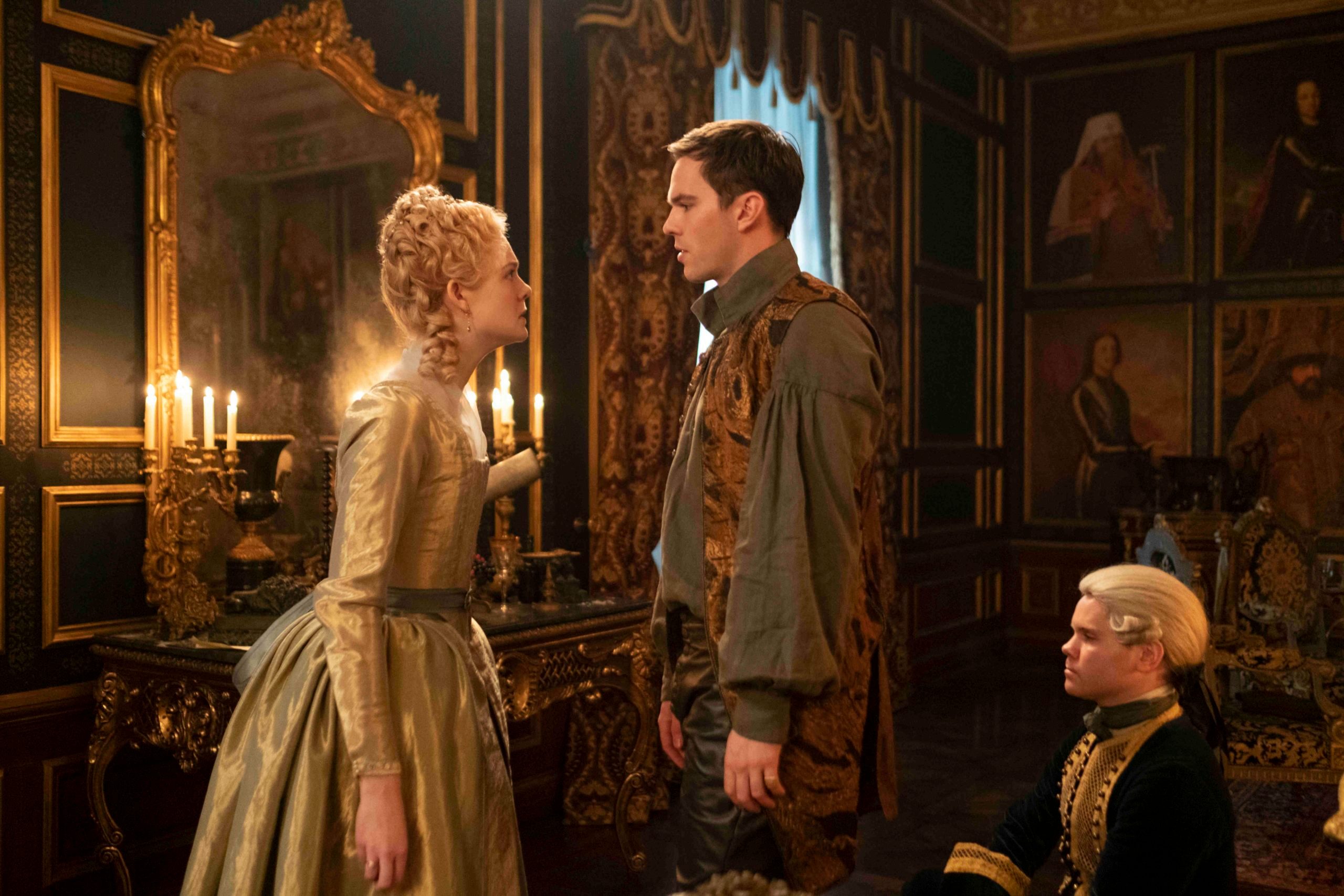 Elle Fanning och Nicolas Hoult i "The Great".