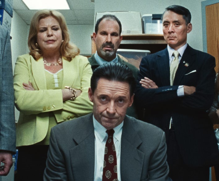 Hugh Jackman m.fl. i Bad Education på HBO.