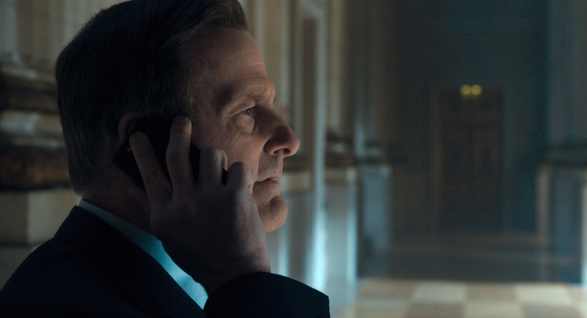Jeff Daniels som James Comey.