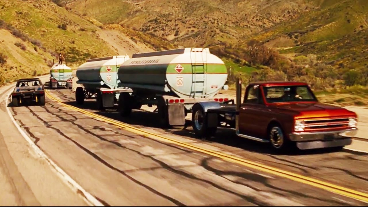 Alla sätt är bra utom de dåliga. Det här är ett dåligt sätt att sno bensin på. Foto: Universal Pictures.