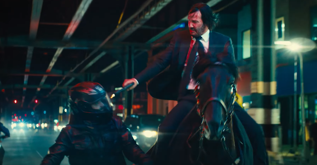 För variationens skull skjuter John Wick skurkar i huvudet medan han rider en häst i tredje filmen. Foto: Lionsgate.