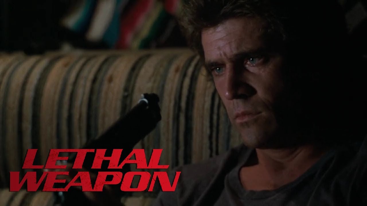 Riggs (Mel Gibson) överväger självmord. Foto: Warner Bros. Pictures.