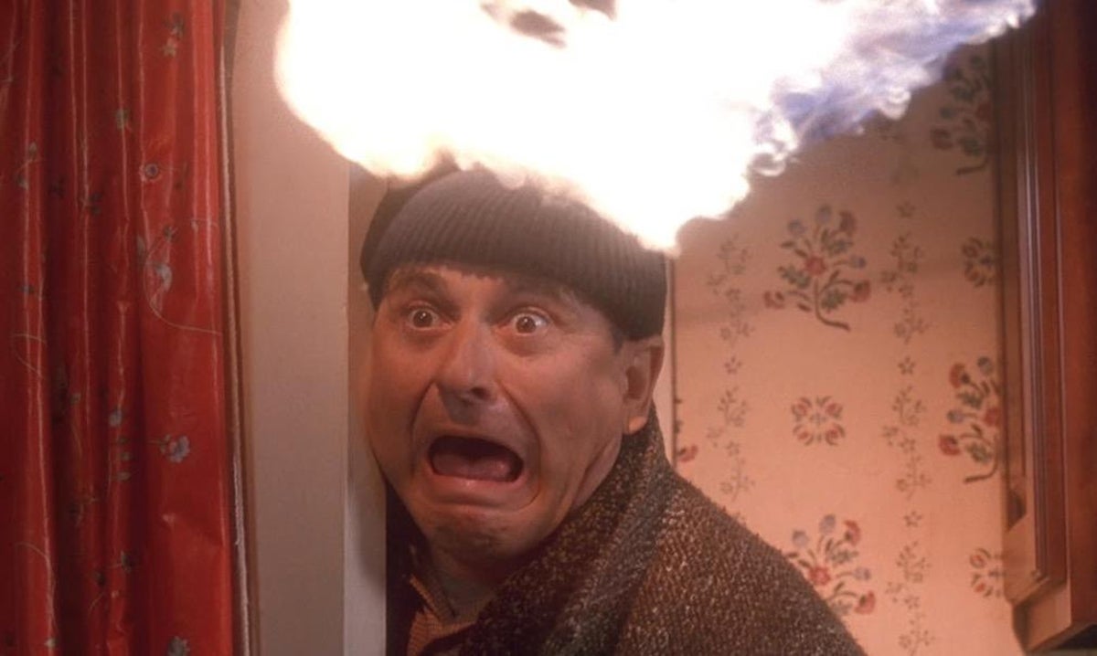 Harry (Joe Pesci) får det hett om... ovanför öronen. Foto: 20th Century Fox & Walt Disney Studios Motion Pictures.