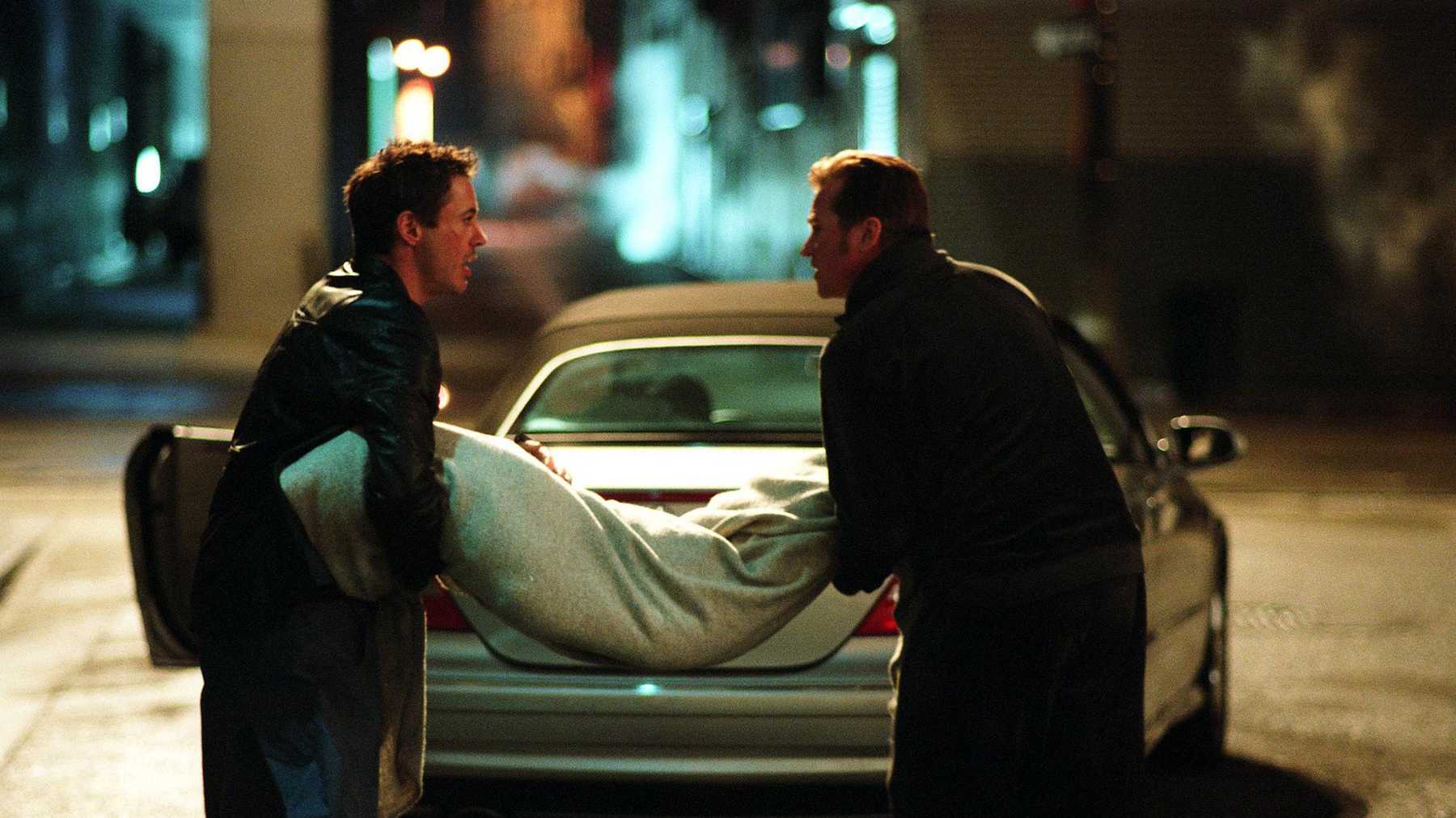 Harry (Robert Downey jr.) och Gay Perry (Val Kilmer) får händerna fulla iKiss Kiss Bang Bang. Foto: Warner Bros. Pictures.