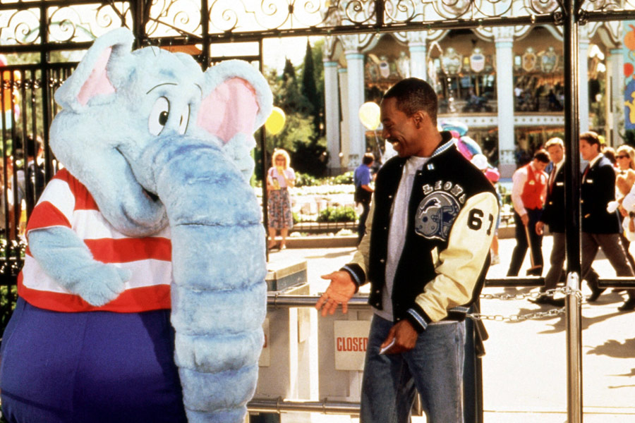 Jepp, det där är Eddie Murphy och en blå elefant. Foto: Paramount Pictures.