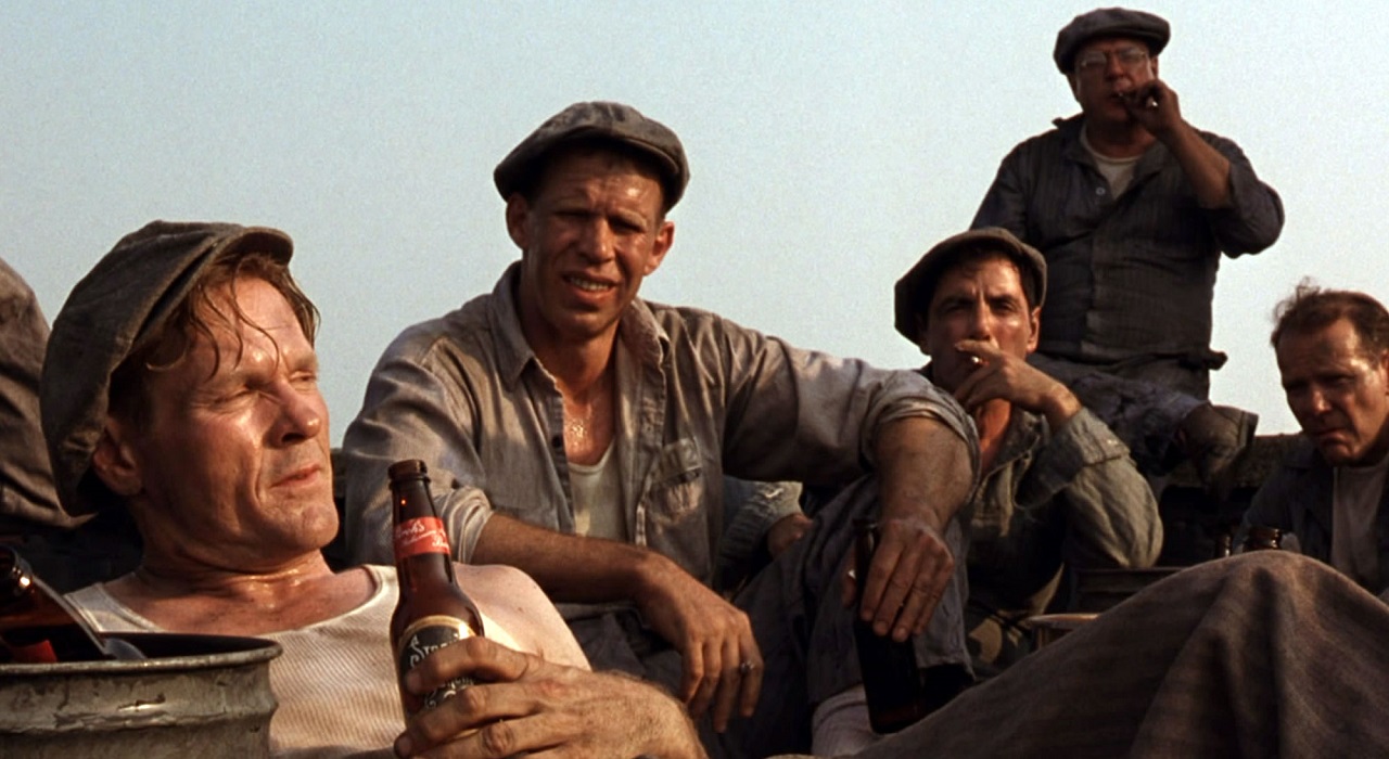 Fångarna tar en pilsner på taket efter en hård dags arbete. Foto: Columbia Pictures.