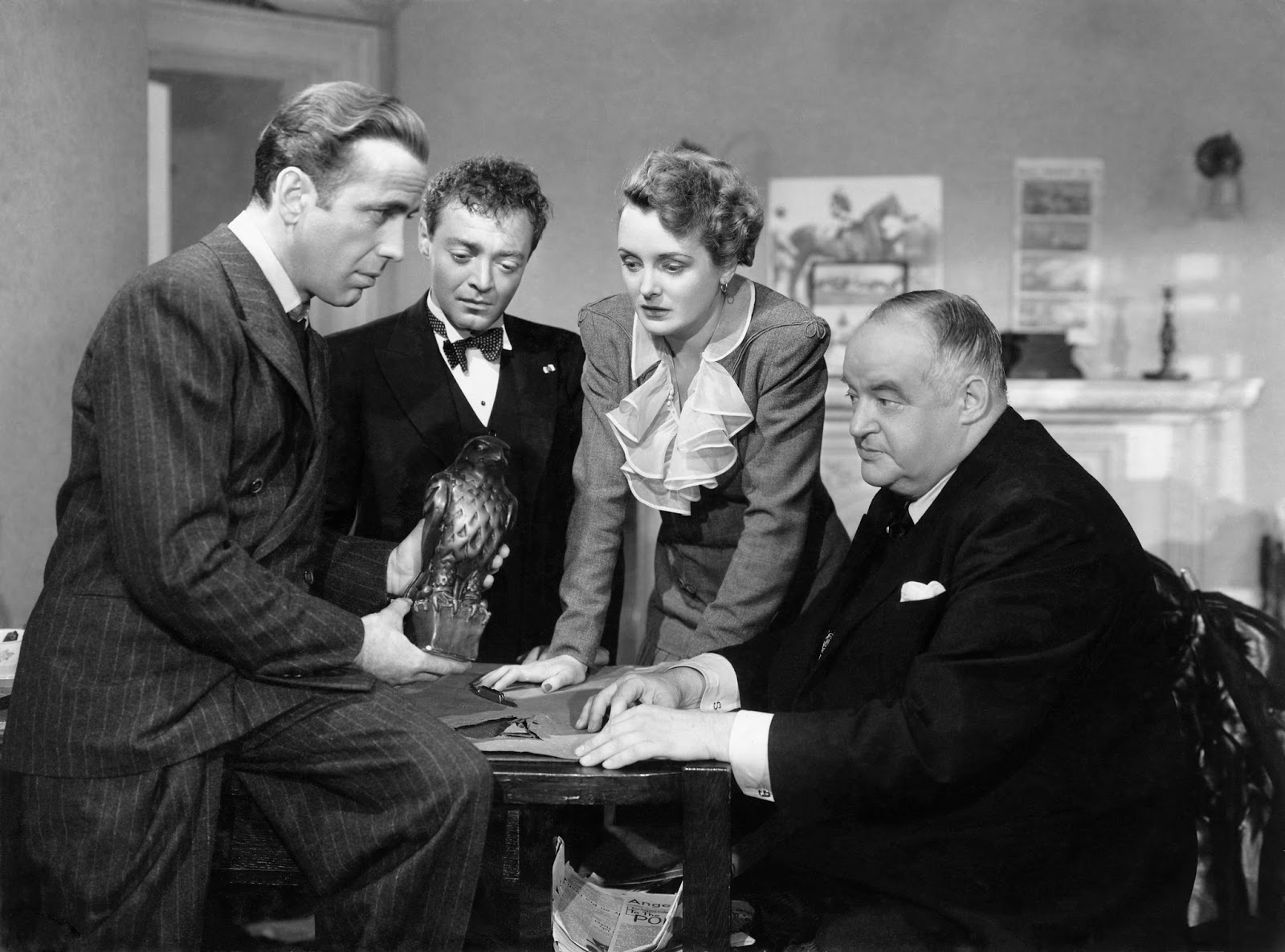 Bogart och vänner har samlats runt artifakten, den gyllene falken