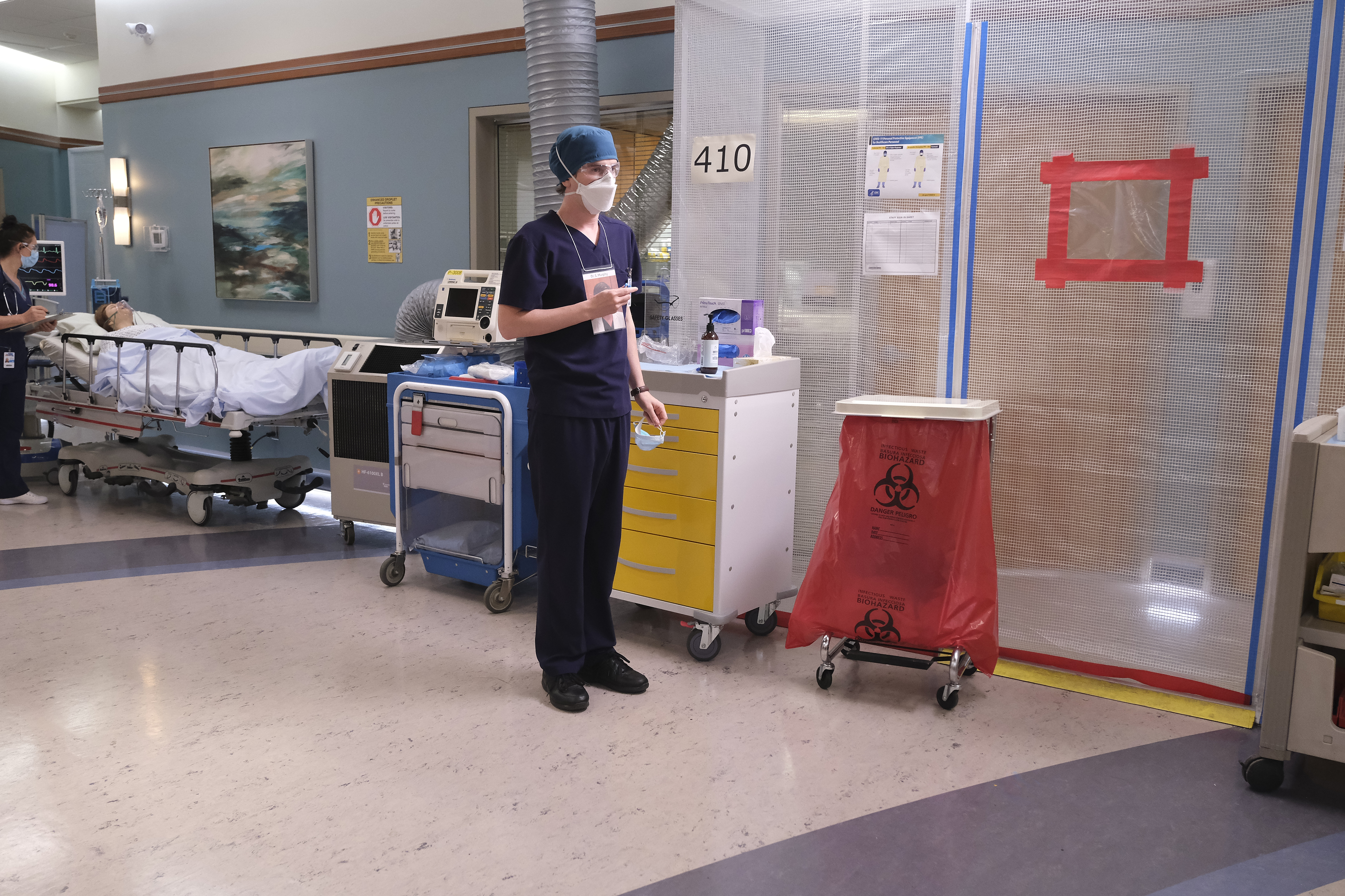 Den nya vardagen för Shaun Murphy (Freddie Highmore) på sjukhuset innefattar munskydd var han än går, plastpåsar med varningsskyltar och diverse avspärrningar. Det vill säga precis som på ett vanligt sjukhus. Foto: Viaplay.