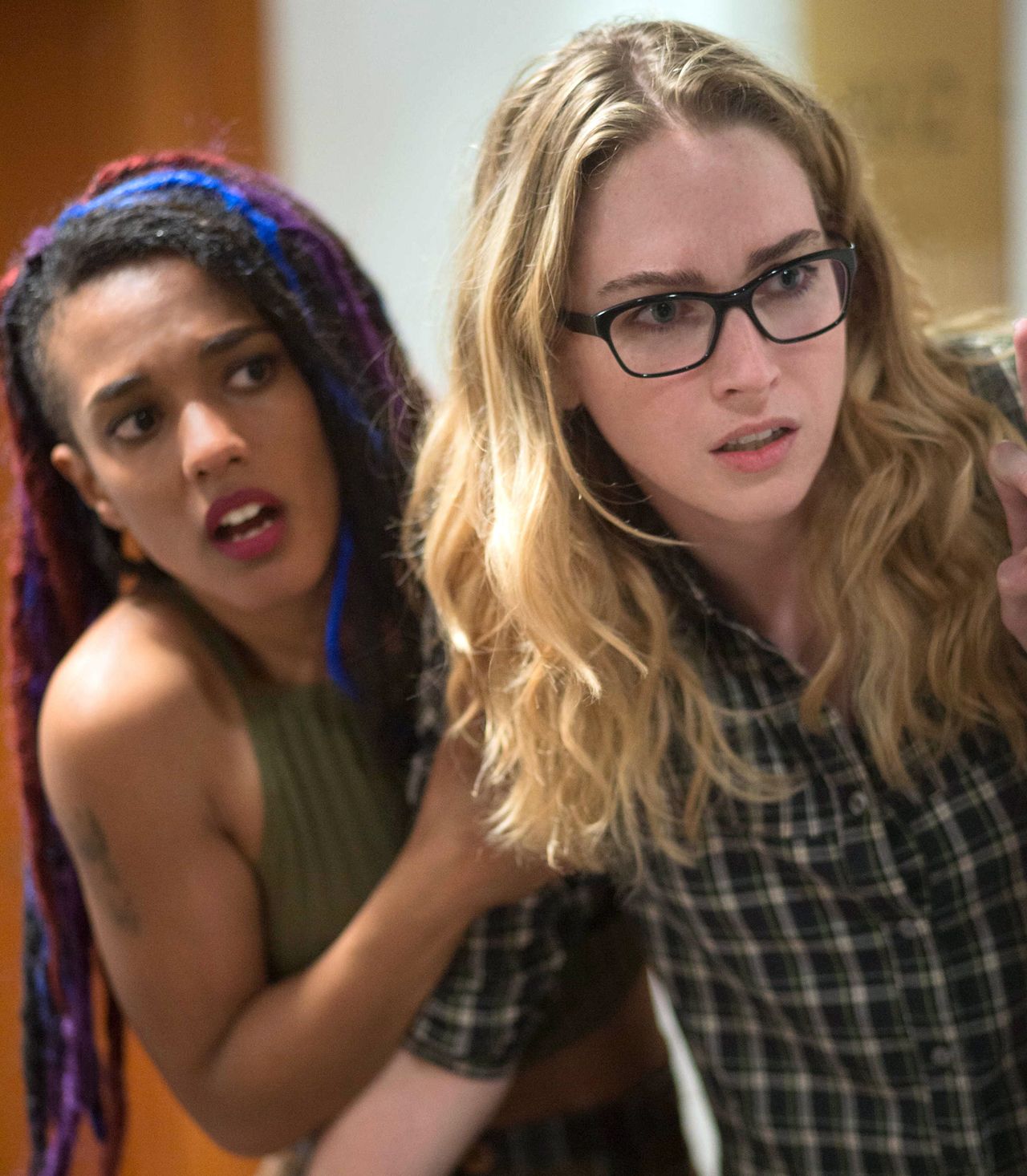 Jamie Claytons (t.h.) insats var på fusklappsnivå i Sense8. Som tur var, hade hon många scener med Freema Agyeman (t.v.) som gjorde deras scener liter varmare. Foto: Netflix.