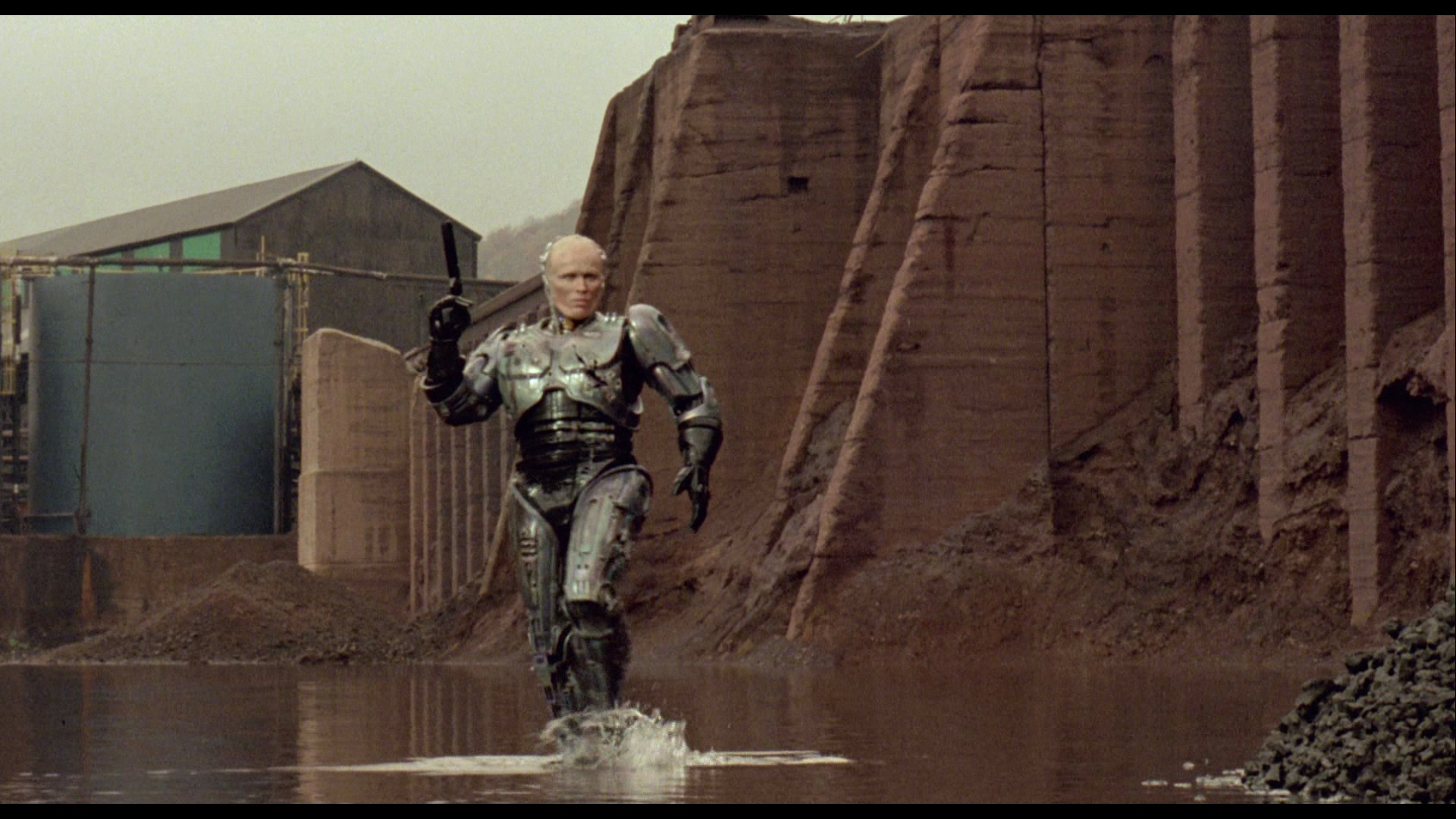 Egentligen går ju Murphy/Robocop (Peter Weller) i en pöl och inte PÅ vattnet. Men det räknas ändå. Foto: Orion Pictures.
