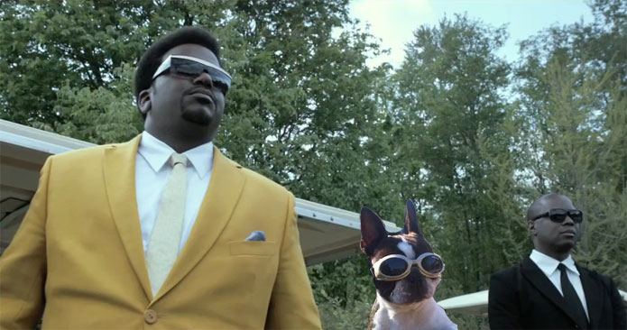 Craig Robinson och cool hund, båda med solglasögon