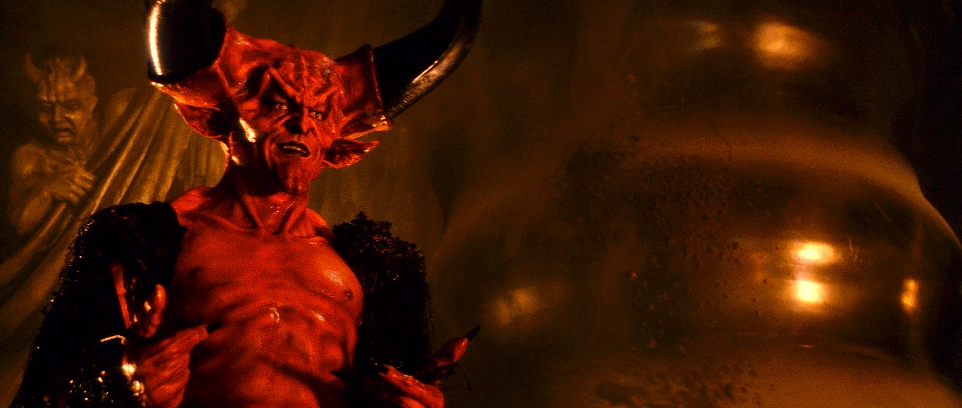 Tim Curry sminkad till Satan