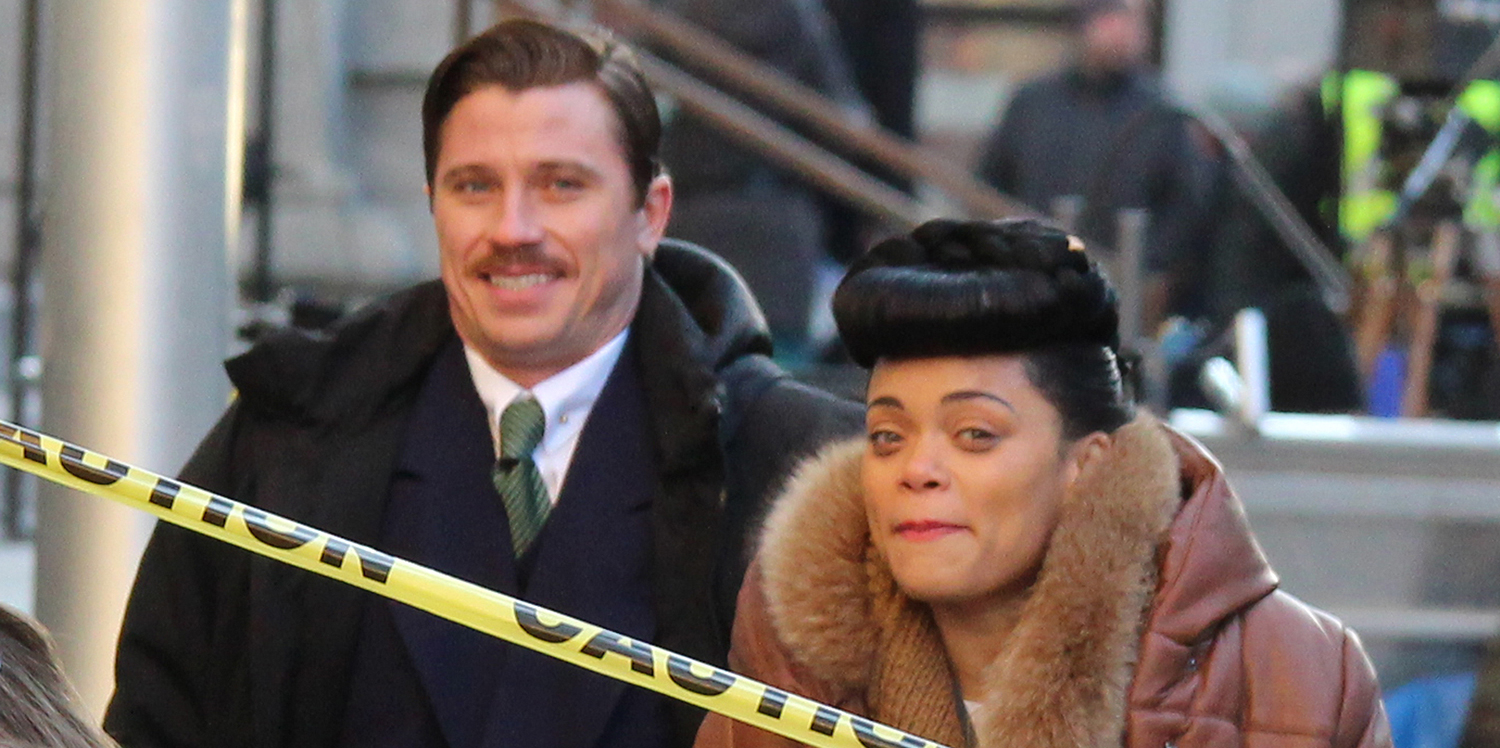 Bakom kulisserna under inspelningen av The United States vs. Billie Holiday. Garret Hedlund som dum vit man och Andra Day som knarkande historisk eldsjäl. Foto: Hulu.