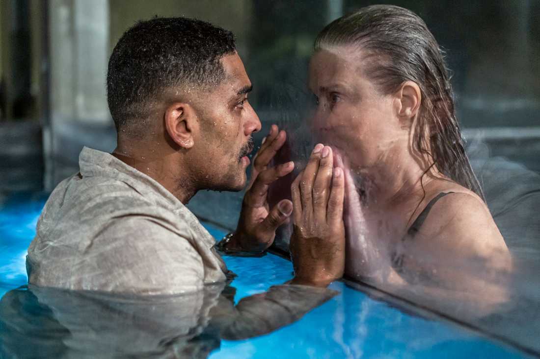 Alexander Karim och Lena Endre i "Glaciär".