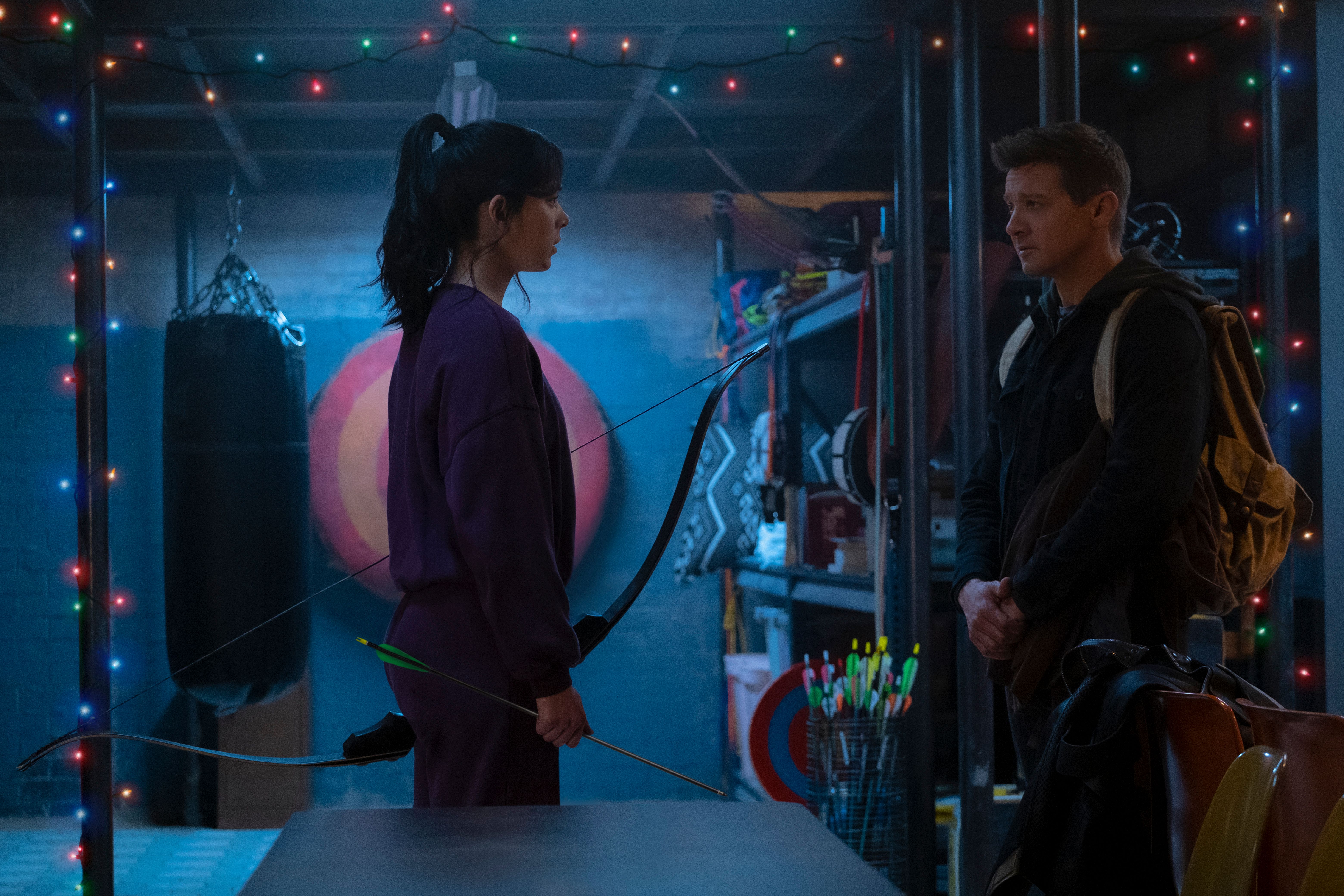 Hailee Steinfeld och Jeremy Renner i "Hawkeye".