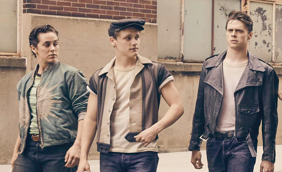 Iris Menas till vänster i "West Side Story".