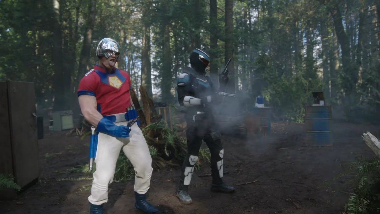 Peacemaker (John Cena) och Vigilante (Freddie Stroma), två puckon som larvar sig i skogen. Foto: HBO Max.