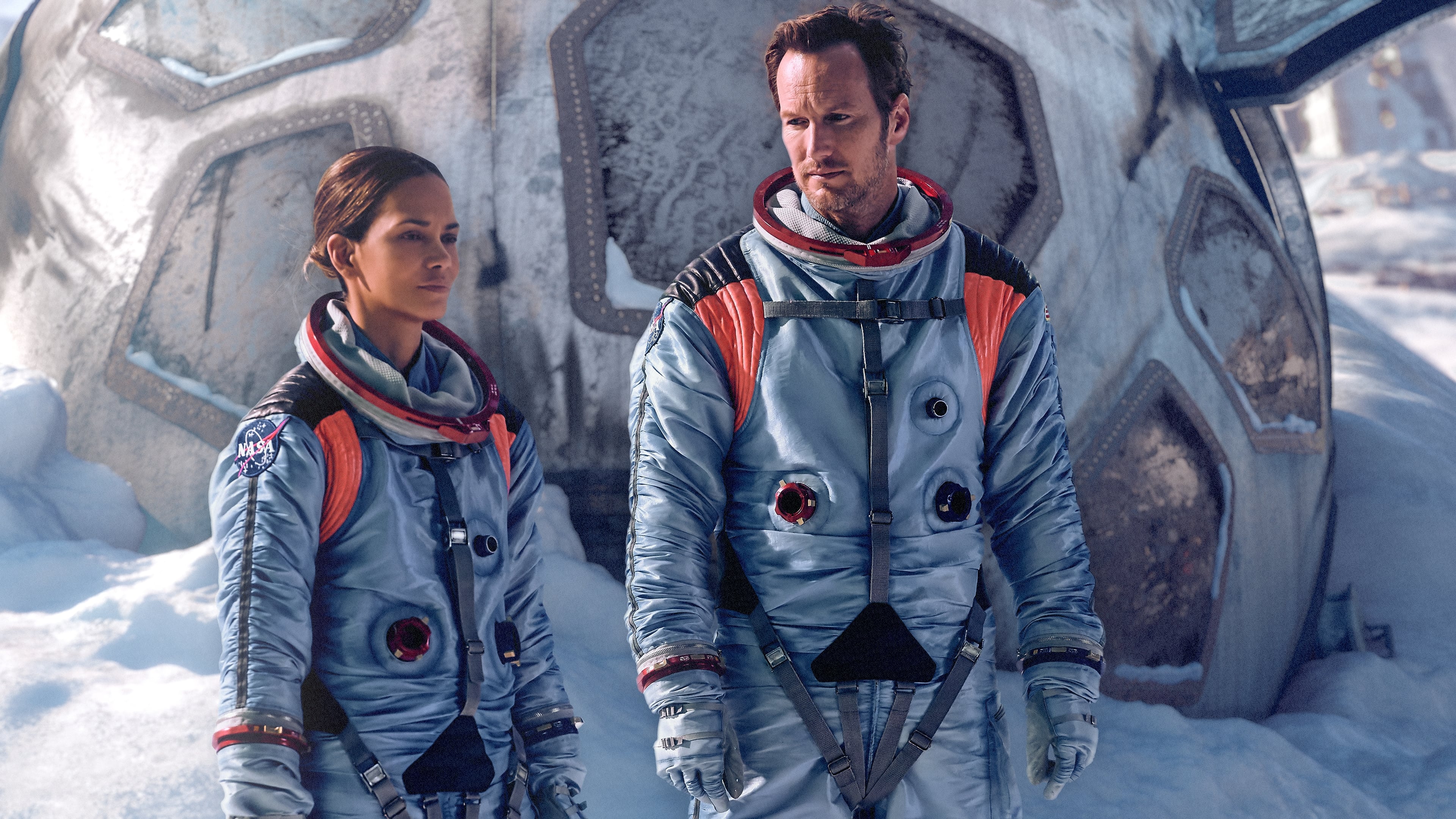 Halle Berry och Patrick Wilson i "Moonfall".