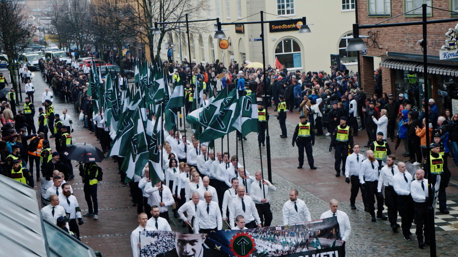 "Omgiven av fiender". Foto: Viaplay.