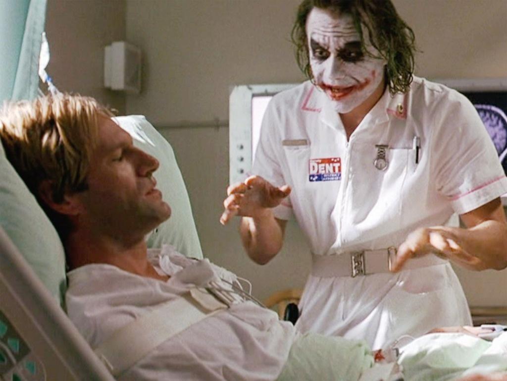 Jokern (Heath Ledger) förklarar sin filosofi för Harvey Dent (Aaron Eckhart). Foto: Warner Bros. Pictures.