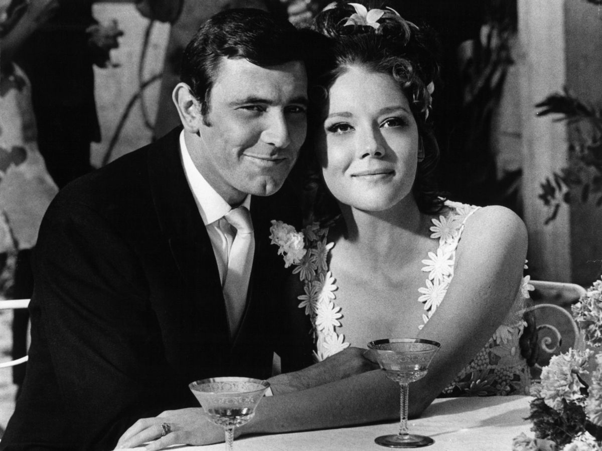 James Bond (George Lazenby) och hans framtida fru, Tracy (Diana Rigg) i I henns majestäts hemliga tjänst. Foto: United Artists.