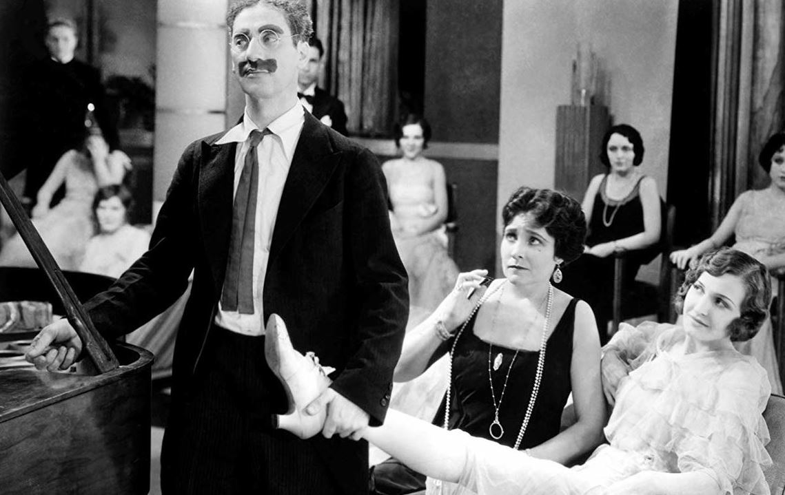 Groucho Marx och Margaret Dumont i Animal Crackers. Foto: Paramount Pictures