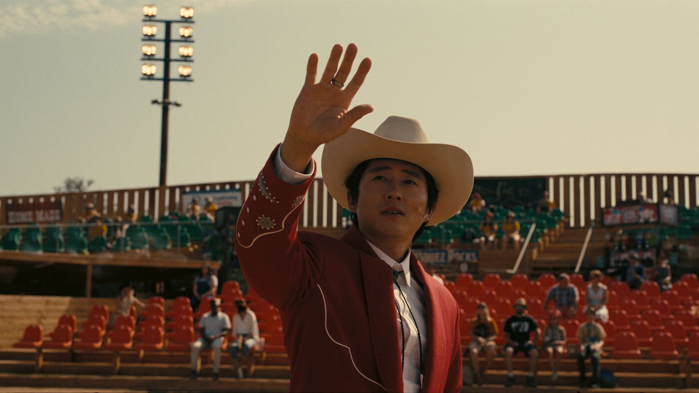 Ricky "Jupe" Park (Steven Yeun) är en avdankad barnstjärna som vill bjuda besökarna till sin vilda västern-park på en speciell upplevelse. Det går inte riktigt som han hade tänkt sig. Foto: Universal Pictures.