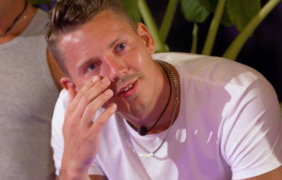 Burre lämnar Love Island