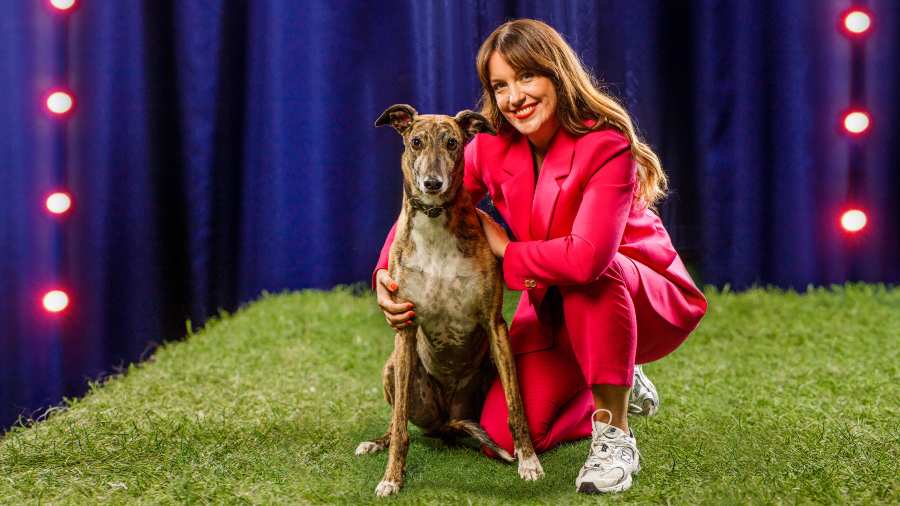 Klara Doktorow med sin hund Liz i Underdogs på SVT