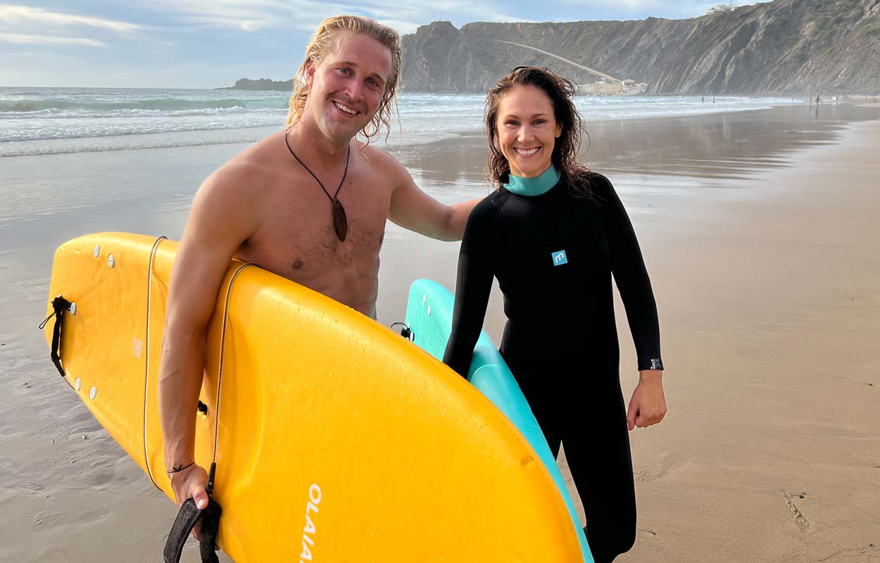 Måns Olofsson och Maria Forsblom på stranden