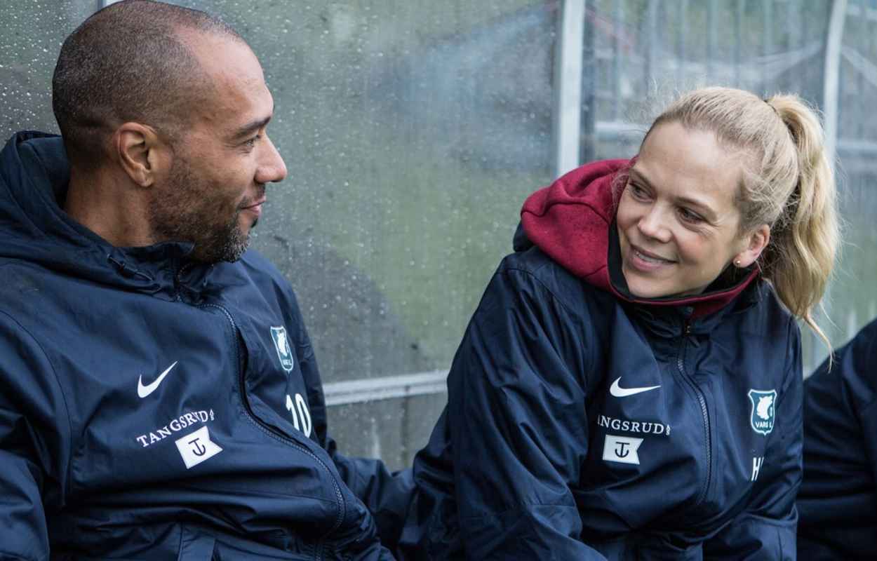Helena sitter och pratar med en man.