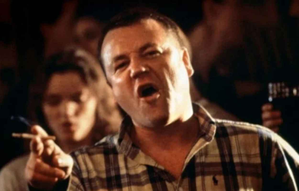 Raymond med en cigarett i handen.