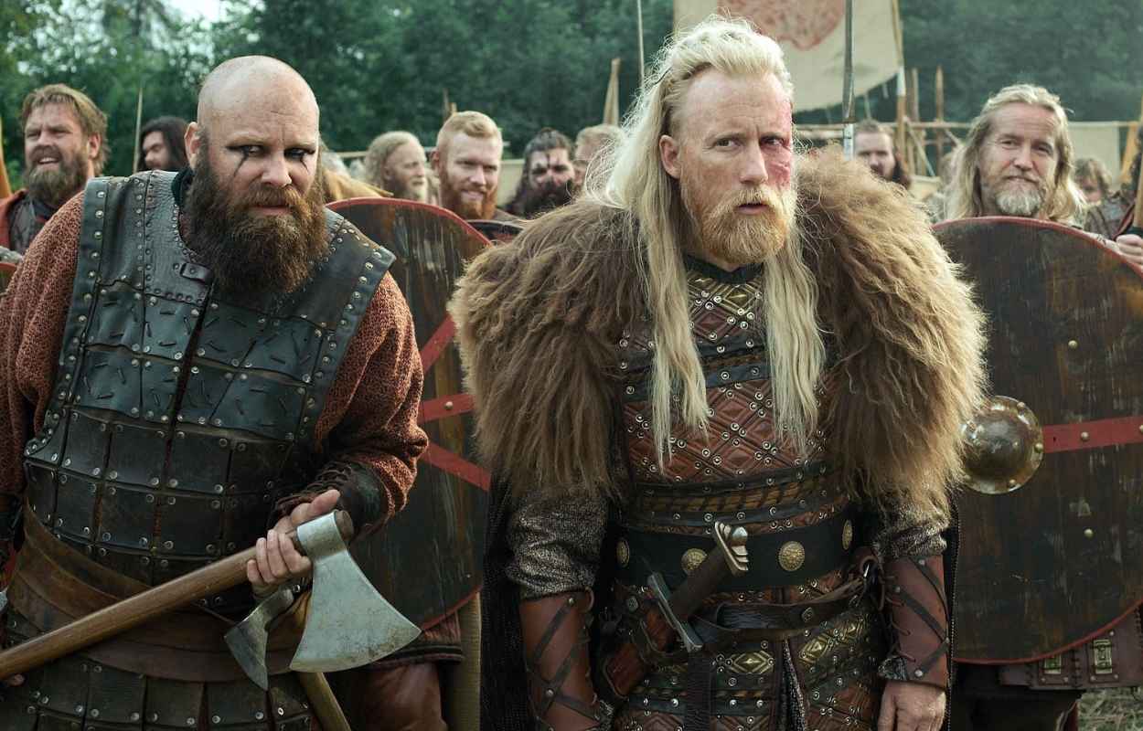 Vikingar med vapen i hand.