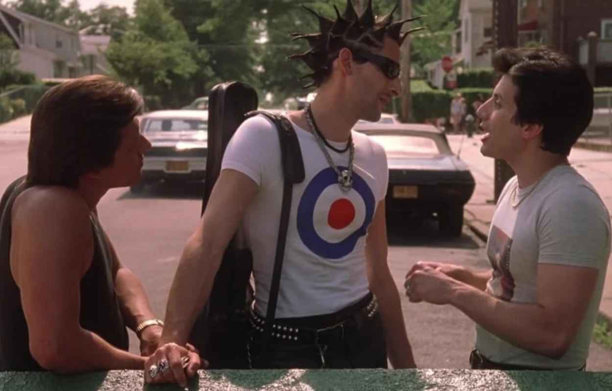 Tre killar står och pratar.