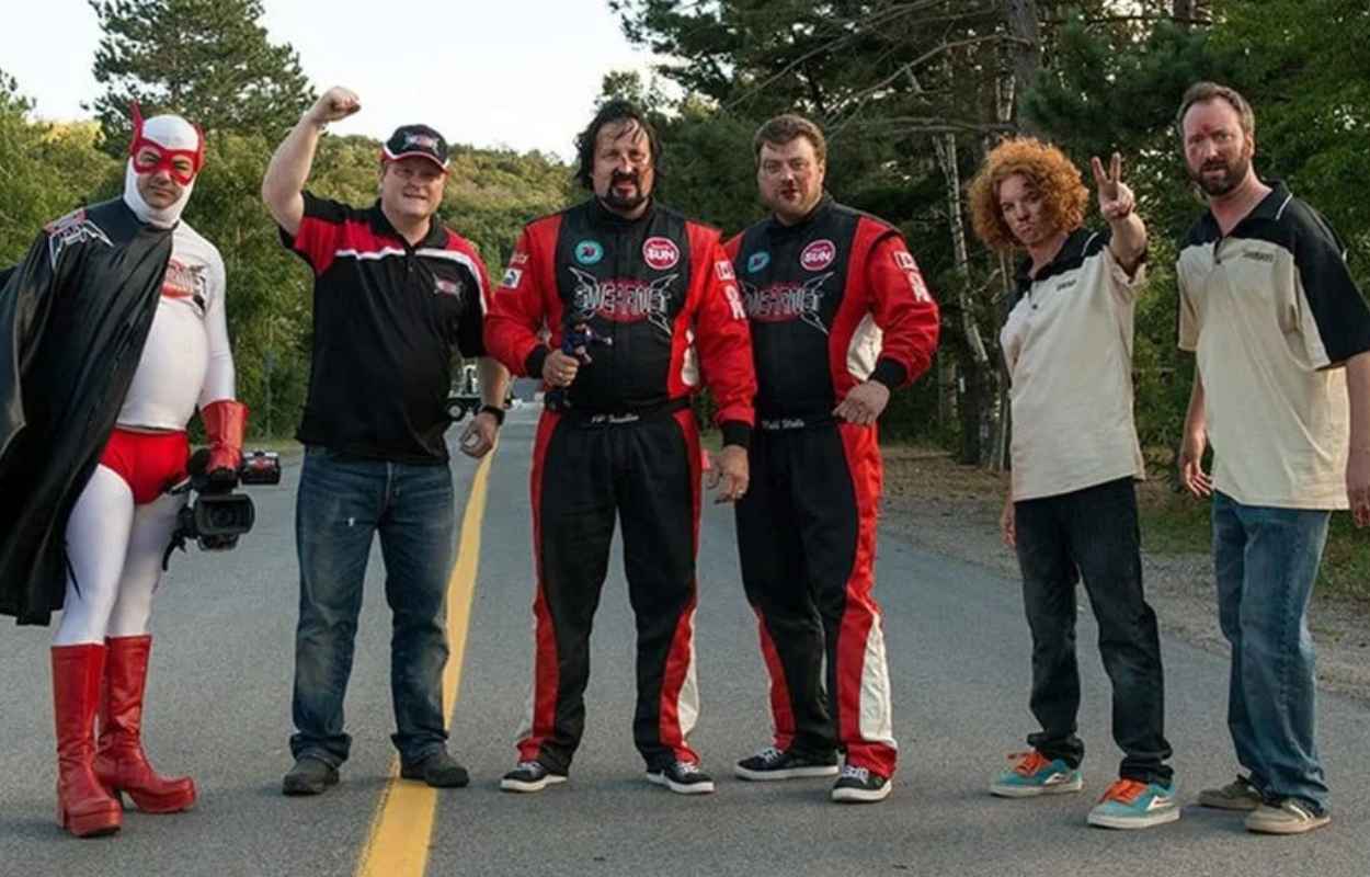 Gänget står tillsammans på en väg.