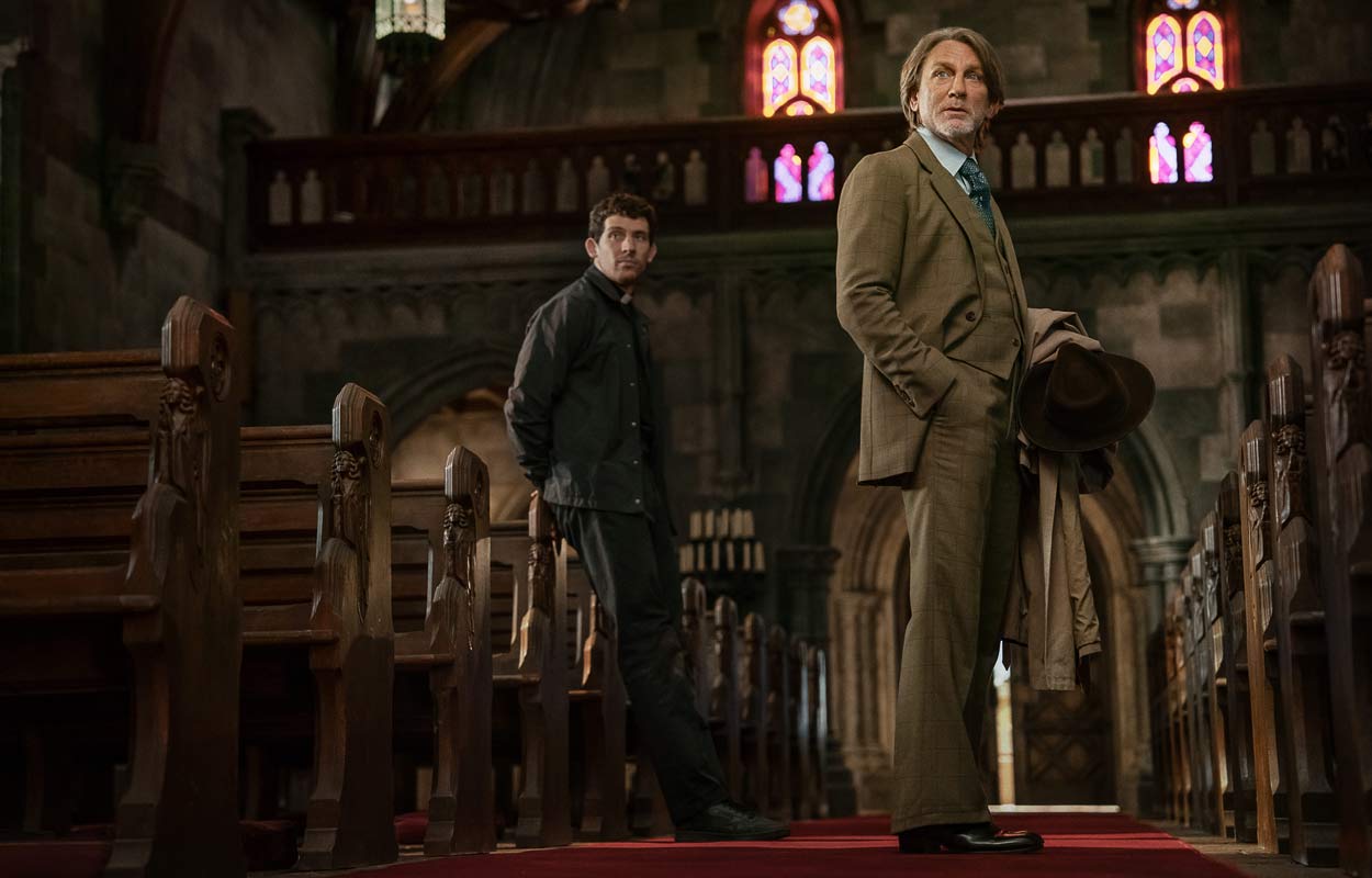 Benoit Blanc står i en katedral i nya ”Knives Out”.