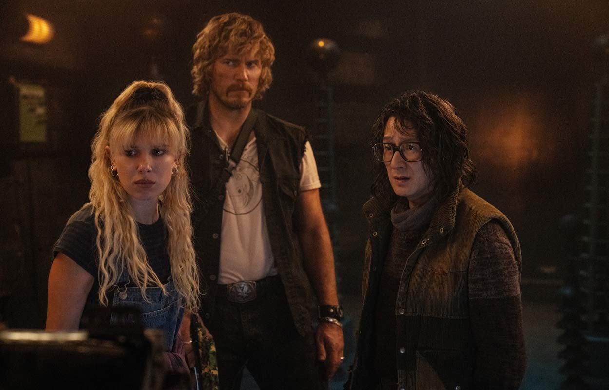 Millie Bobby Brown, Chris Pratt och Huy Quan kollar på något mystiskt.