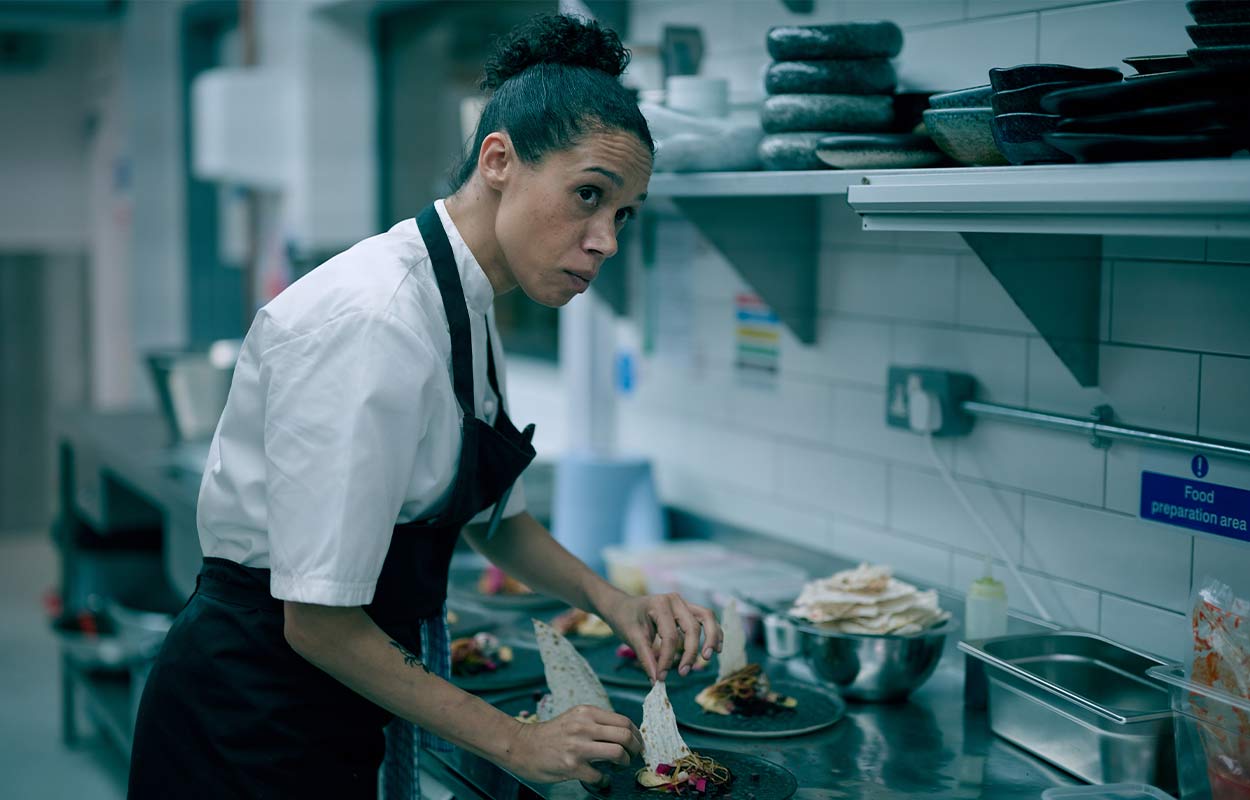Serie av Adolescence-skaparna finns på SVT Play – också filmad i en tagning