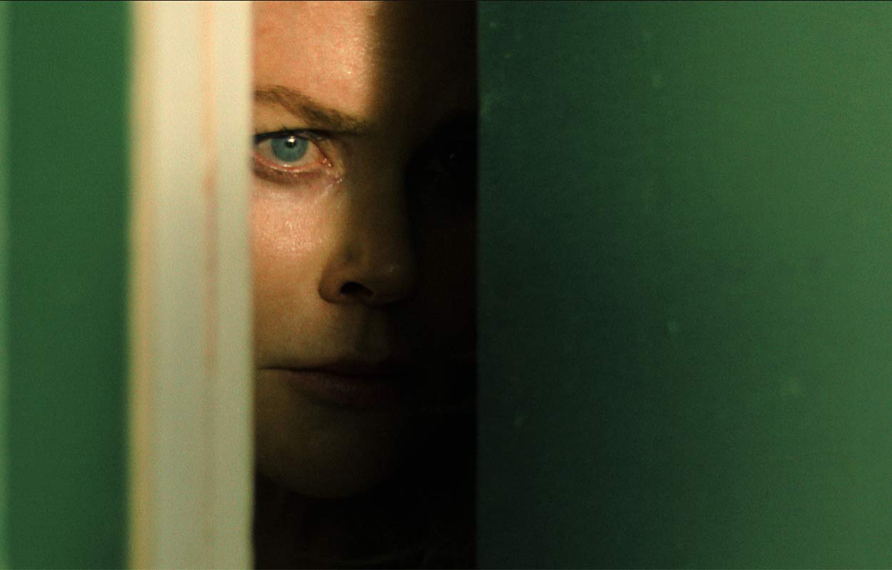 ”Snygg och lekfull surrealism” i Nicole Kidmans nya thriller ”Holland”
