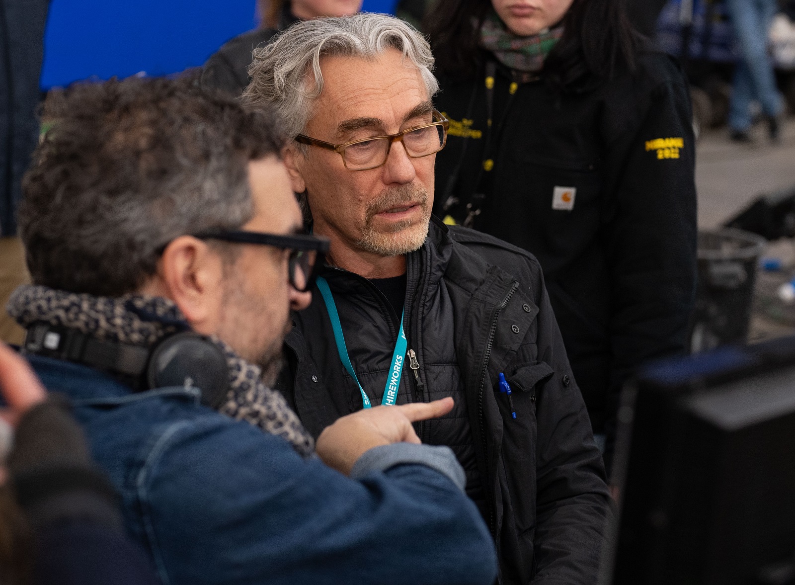 Tony Gilroy, skaparen av både karaktären Cassian Andor och serien Andor, under inspelningen av säsong 2. Foto: Disney+.