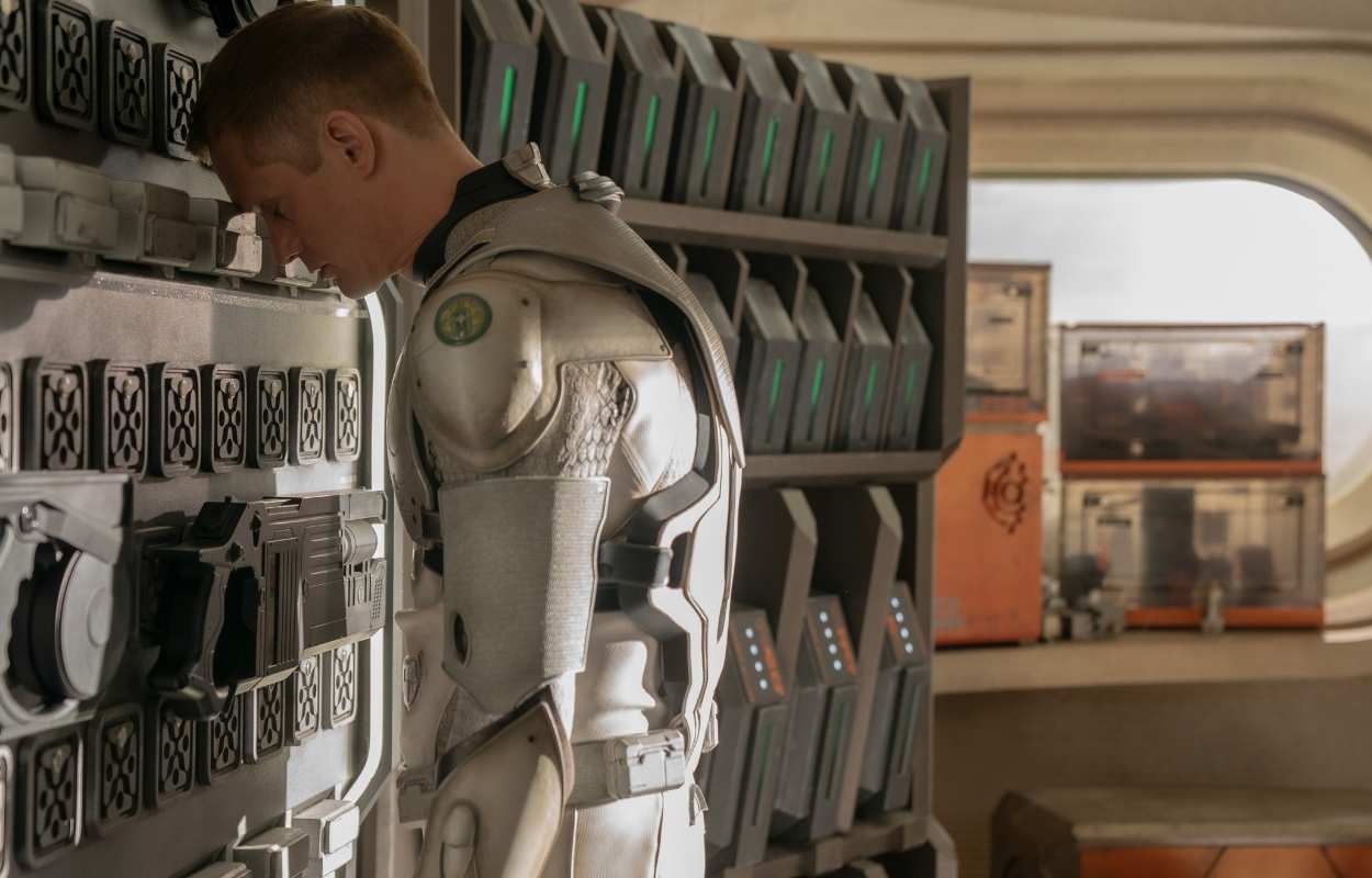 Recension: “Murderbot” (2025) – Skarsgård briljerar som självtänkande säkerhetsrobot