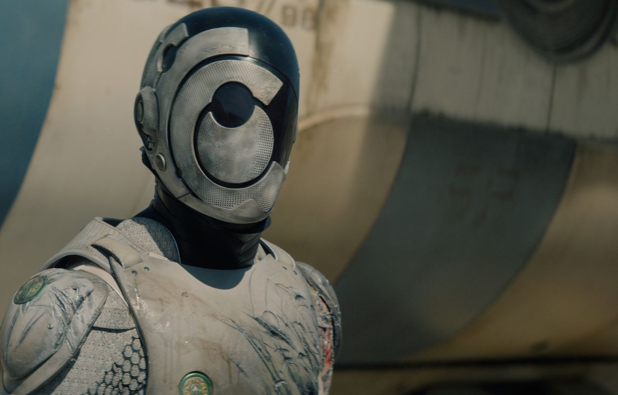 Recension: “Murderbot” (2025) – Skarsgård briljerar som självtänkande säkerhetsrobot